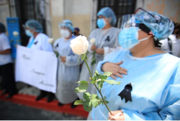 Compañeros despiden a la enfermera Marta Ramírez Ixpanparic. (Foto Prensa Libre: Carlos Hernández)


