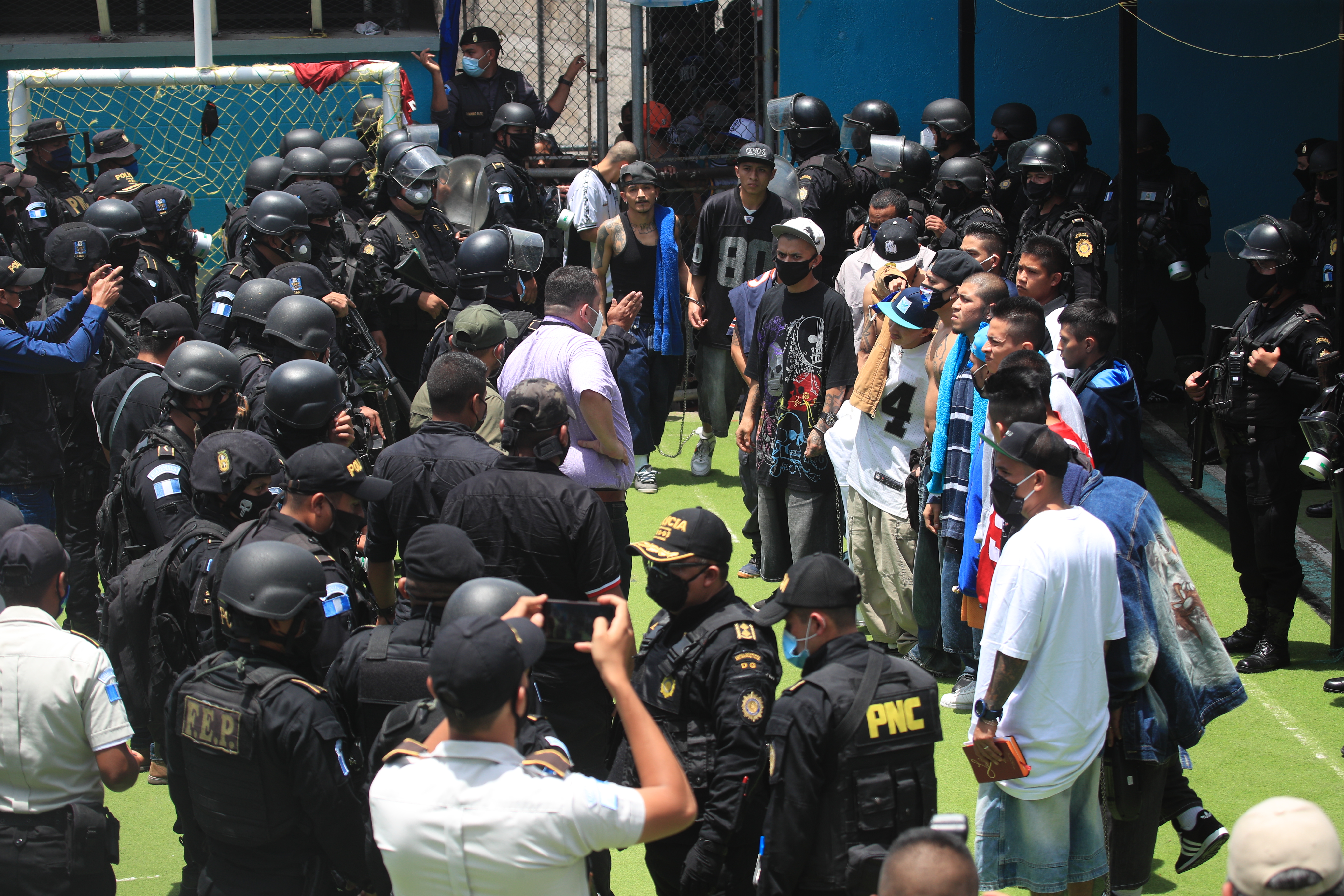 Las cárceles de Guatemala están hacinadas por la cantidad de personas que guardan prisión preventiva. En la imagen de archivo, una requisa realizada en el preventivo de la zona 18 capitalina. (Foto Prensa Libre: Hemeroteca PL)