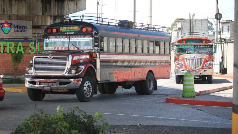 A través de Provial, la PNC y la DGT, la población puede denunciar a los buses extraurbanos que manejan a excesiva velocidad o imprudentemente. (Foto Prensa Libre: Carlos Hernández)