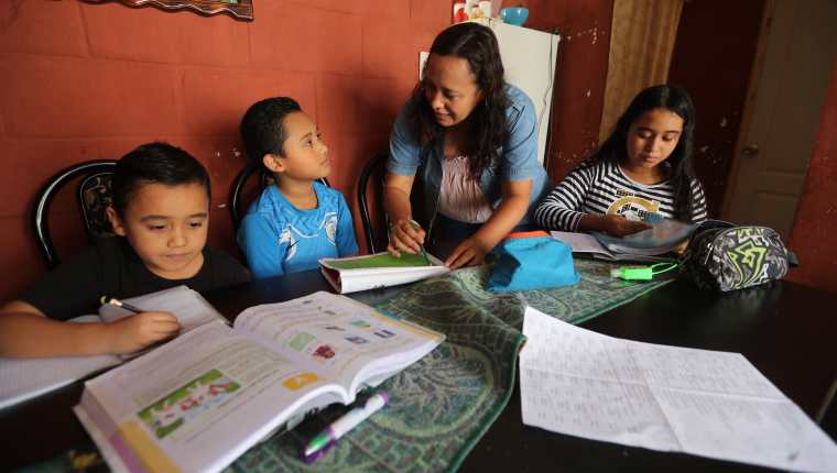 Mientras el Mineduc aún no define cómo iniciará el ciclo escolar 2021, muchos colegios ya han optado por planificar las actividades a distancia. (Foto Prensa Libre: Érick Ávila)