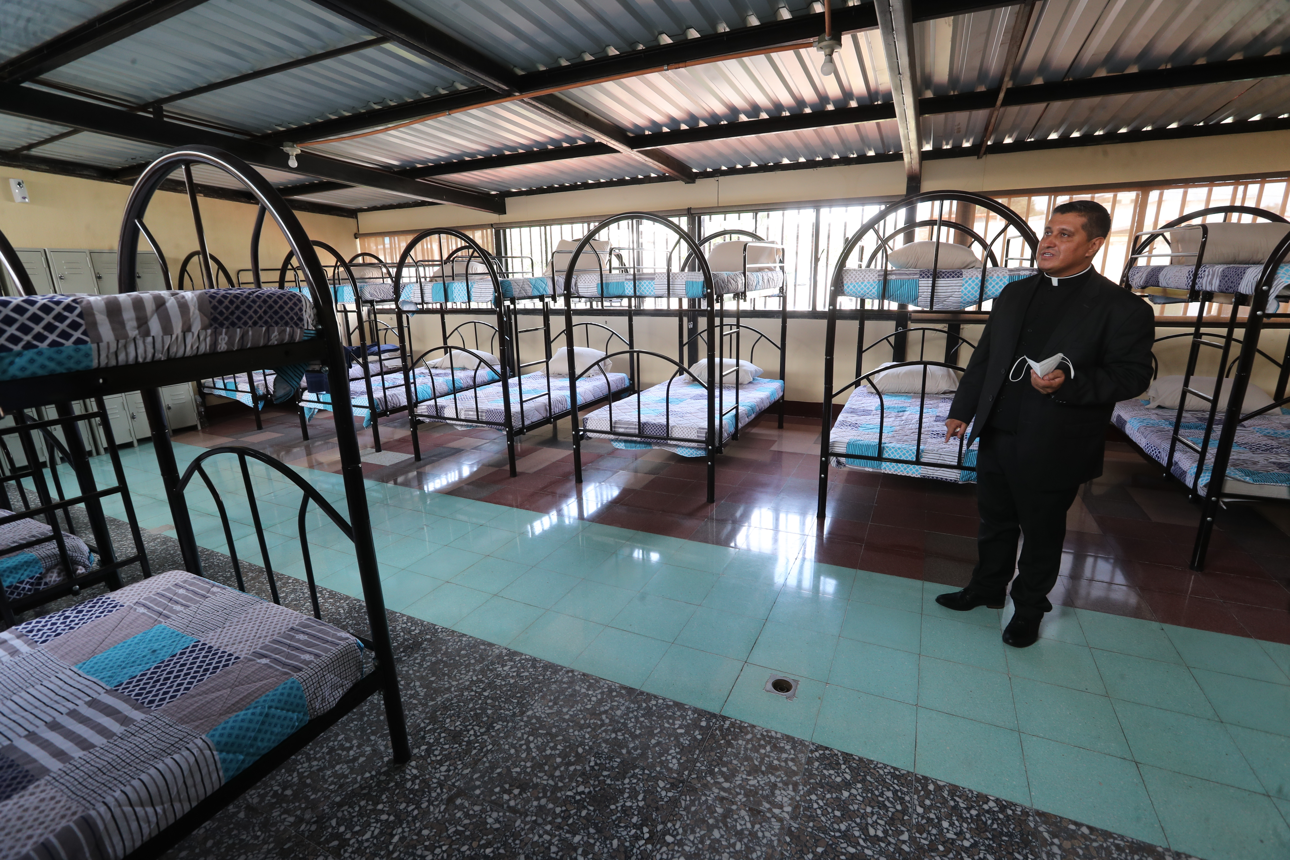 El sacerdote Juan Luis Carbajal, secretario ejecutivo de la Pastoral de Movilidad Humana, muestra las habitaciones que albergarán a los solicitantes de refugio. (Foto Prensa Libre: Érick Ávila)