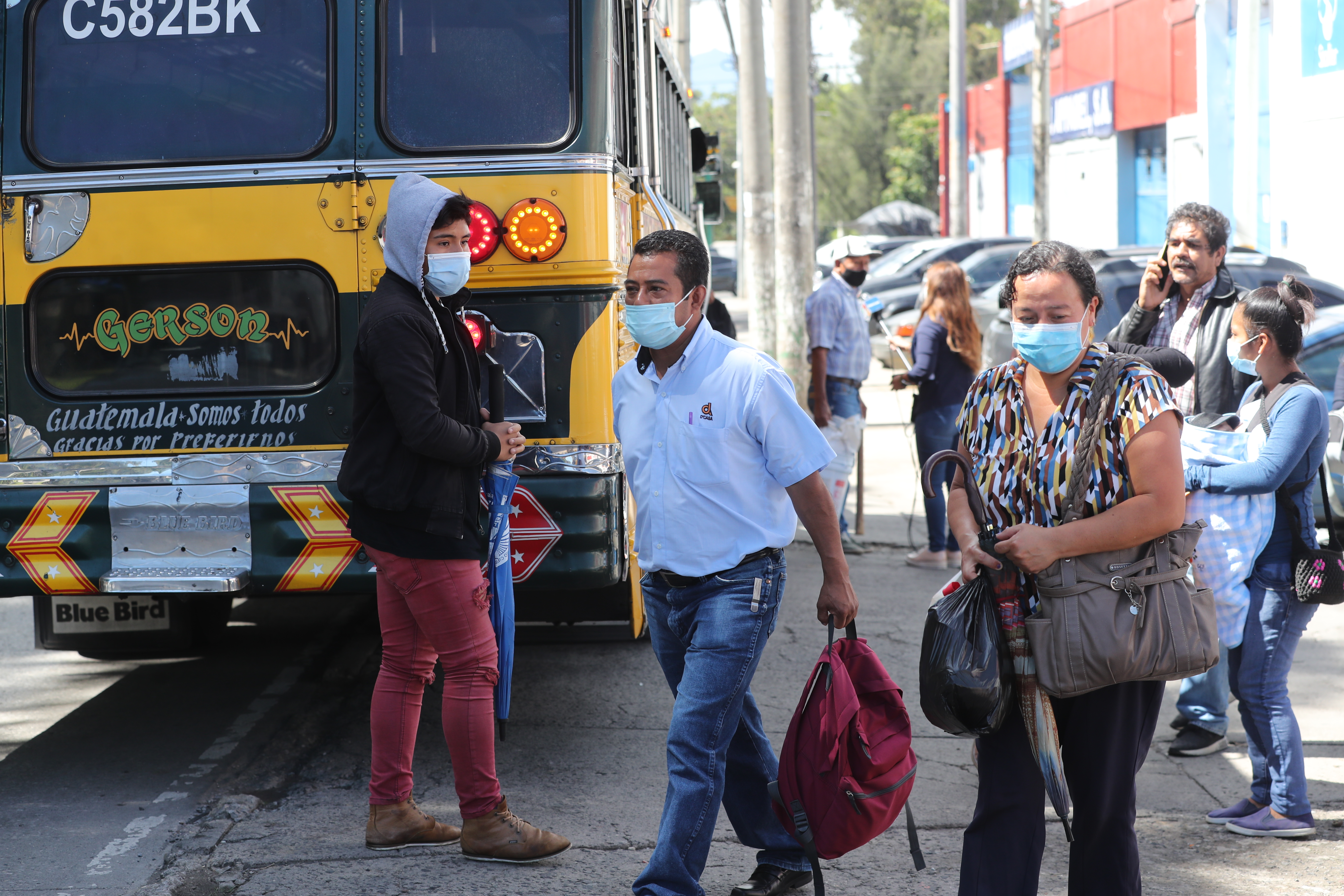 Pasajeros tuvieron que descender de los buses porque Emetra no permitió el ingreso de los buses de rutas cortas. (Foto Prensa Libre: Erick Ávila)