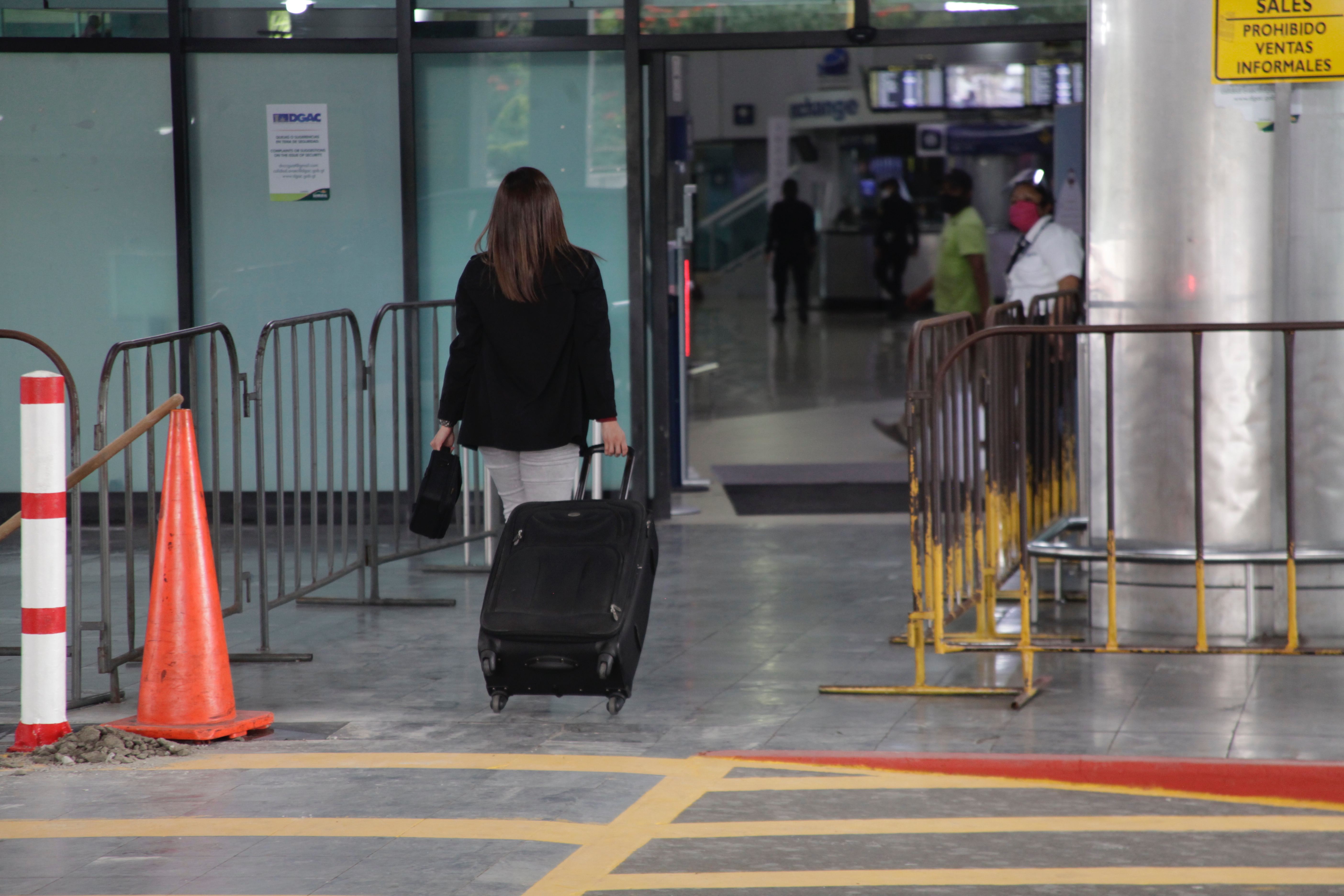 Los usuarios del aeropuerto deberán de pasar por tres controles de temperatura a su ingreso. Fotografía: Prensa Libre. 