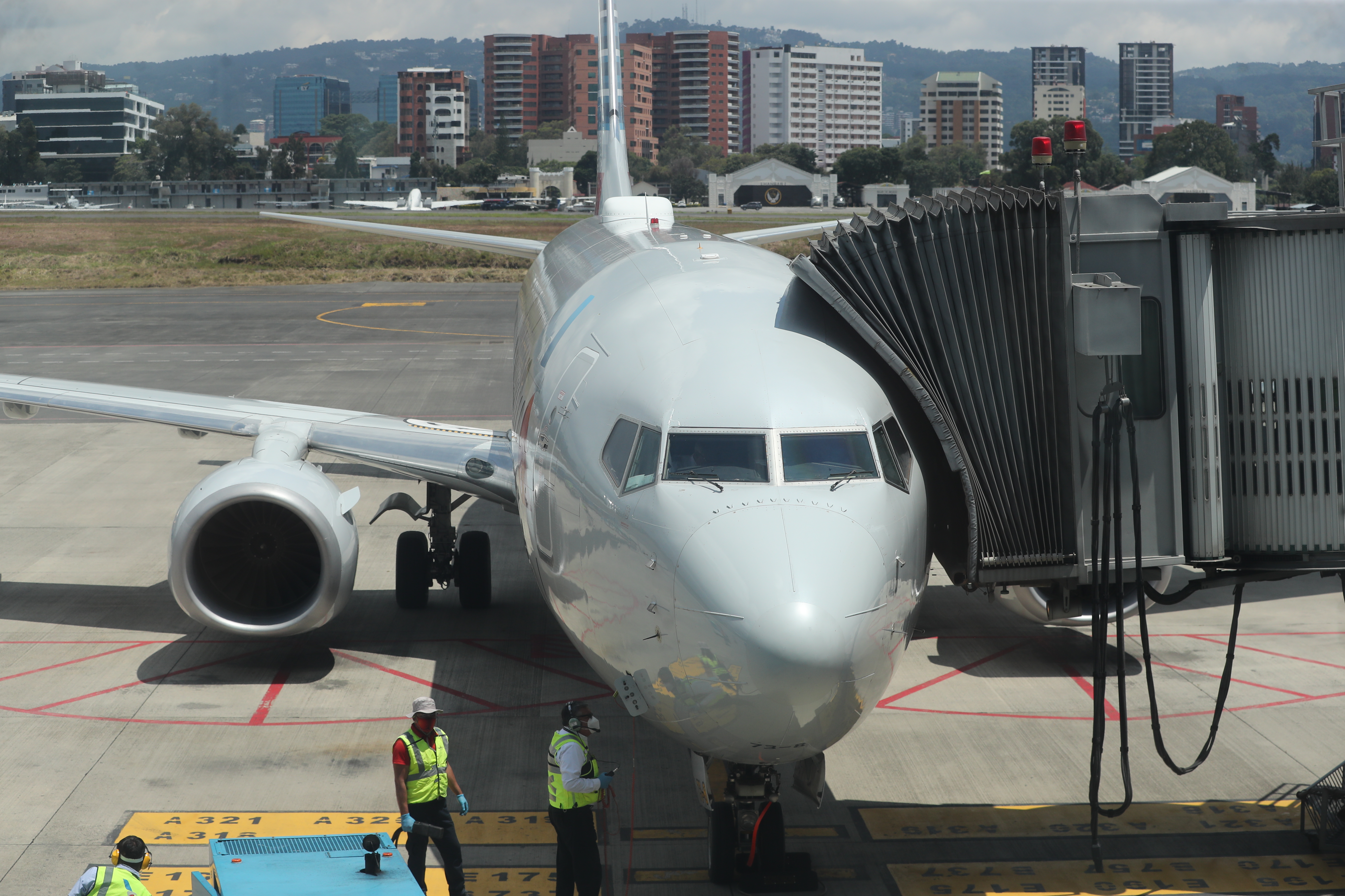 Aeropuerto internacional La Aurora recibe el segundo vuelo internacional luego de 6 meses de inactividad por la pandemia del coronavirus.

Fotografa. Erick Avila:        18092020
