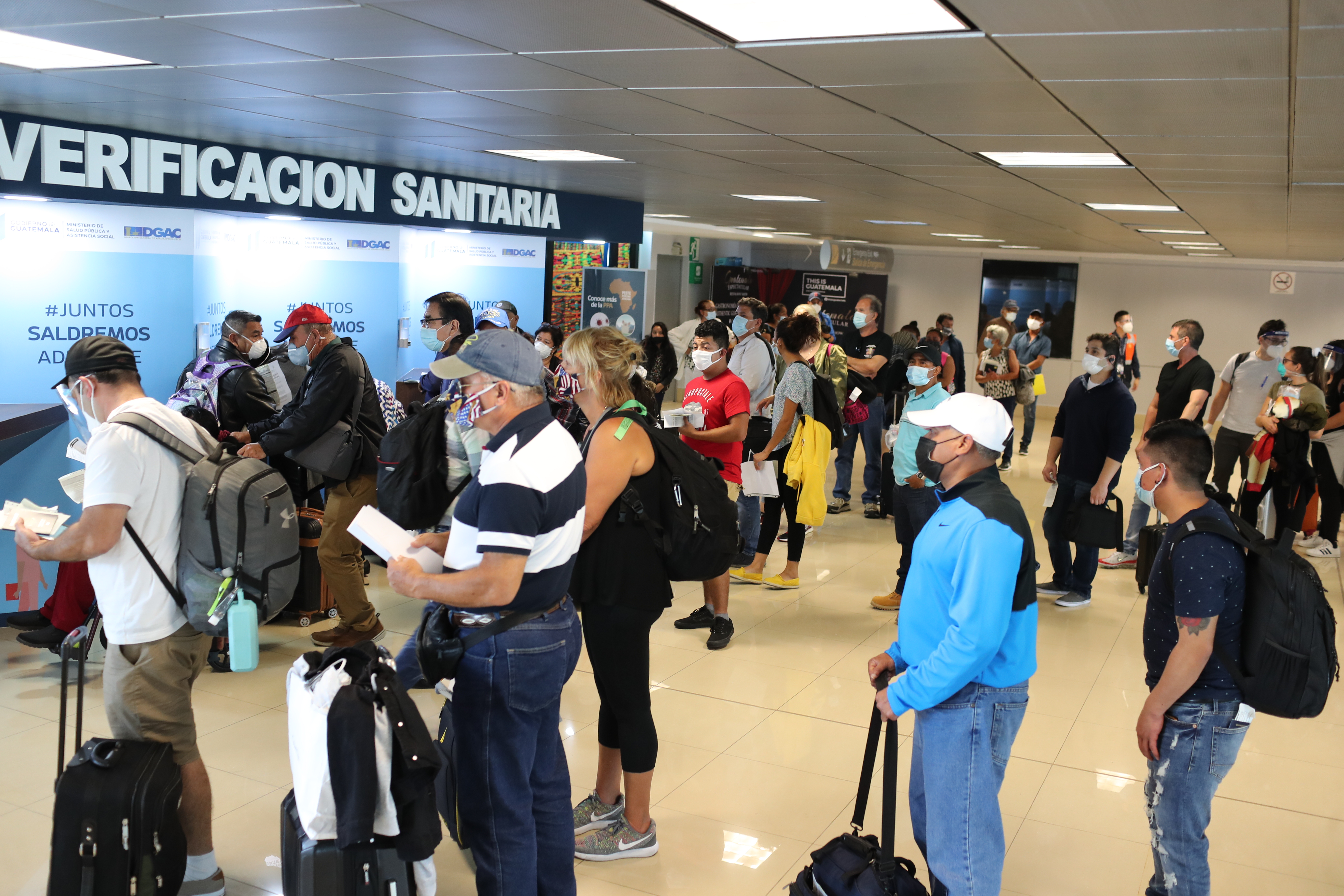 En varias áreas del Aeropuerto La Aurora hubo aglomeraciones y no se pudo guardar la distancia física. (Foto, Prensa Libre: Érick Ávila).