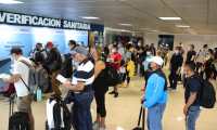 En varias áreas del Aeropuerto La Aurora hubo aglomeraciones y no se pudo guardar la distancia física. (Foto, Prensa Libre: Érick Ávila).