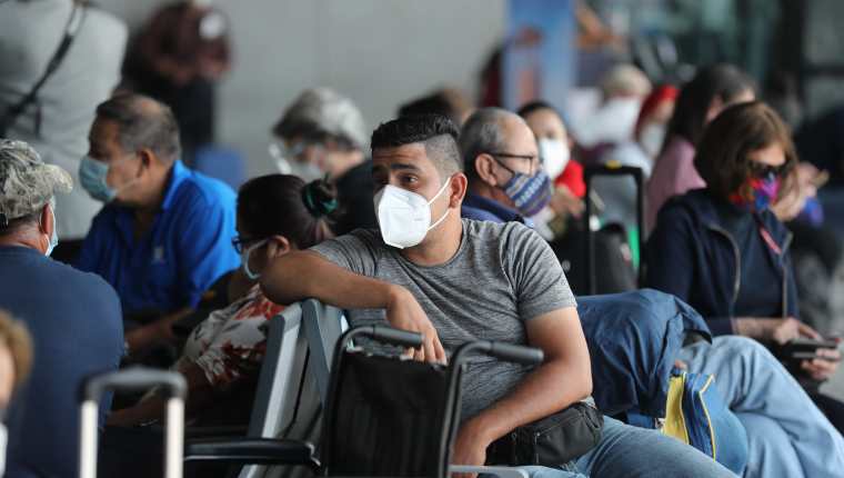 La Dirección General de Aeronáutica Civil y el Ministerio de Salud solicitaran la prueba PCR negativa a todos los pasajeros que arriben al país, se informó este sábado 19 de septiembre. (Foto Prensa Libre: Érick Ávila)  