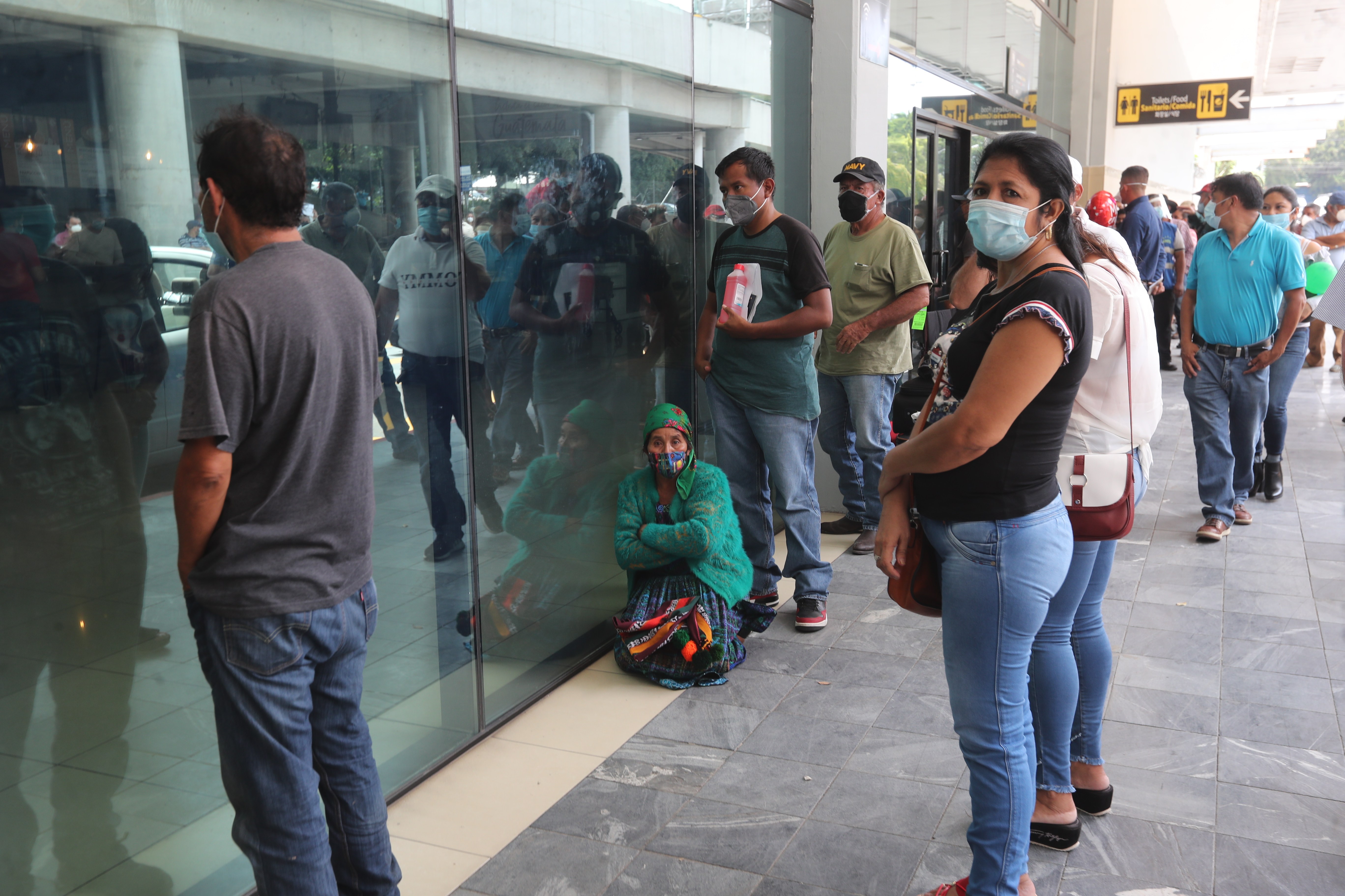 Este sábado continúa la reapertura de operaciones del Aeropuerto La Aurora. (Foto Prensa Libre: Érick Ávila)