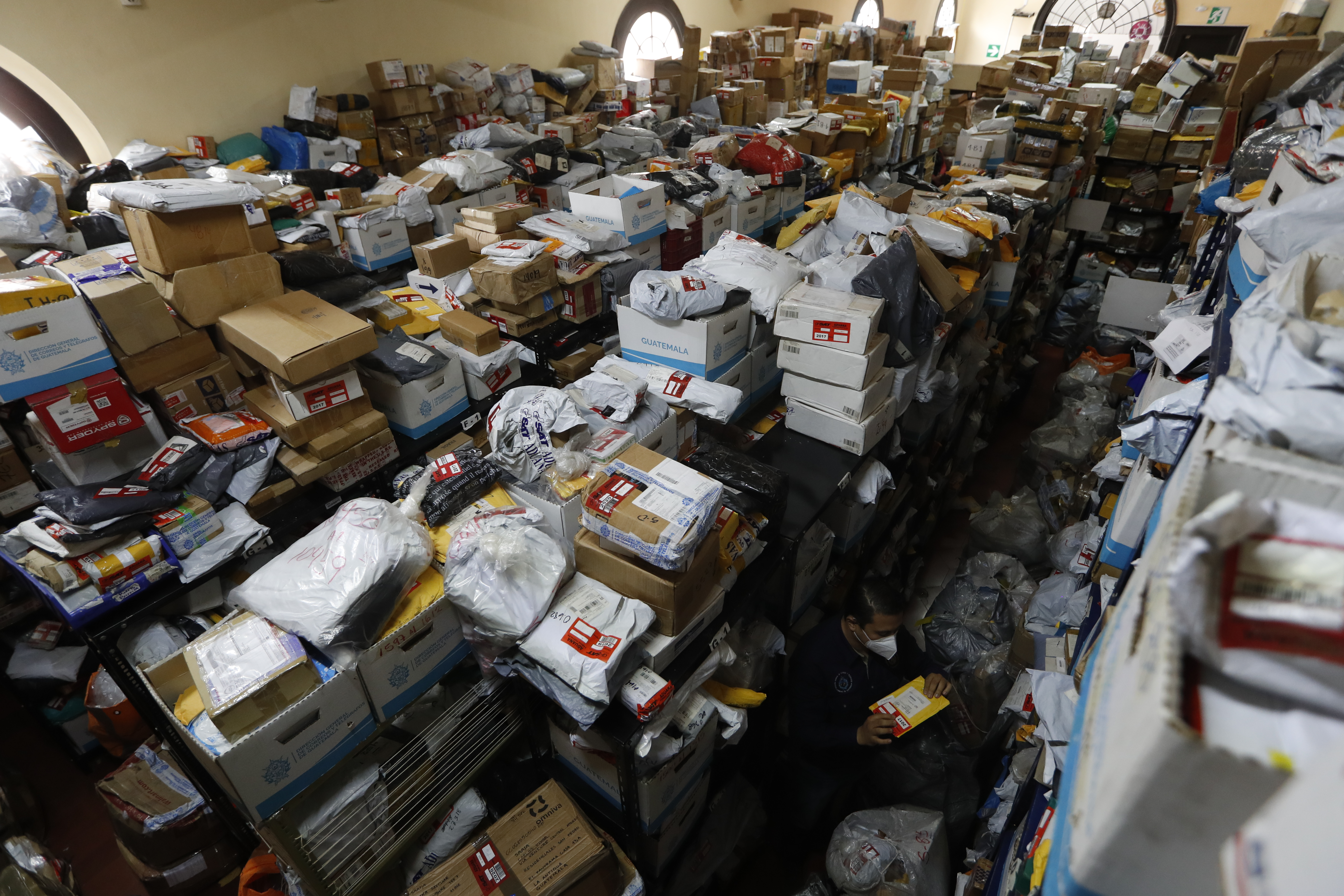Solo la Aduana de Fardos Postales tiene 27 mil paquetes retenidos, según la oficina de Correos. (Foto Prensa Libre: Esbin García)