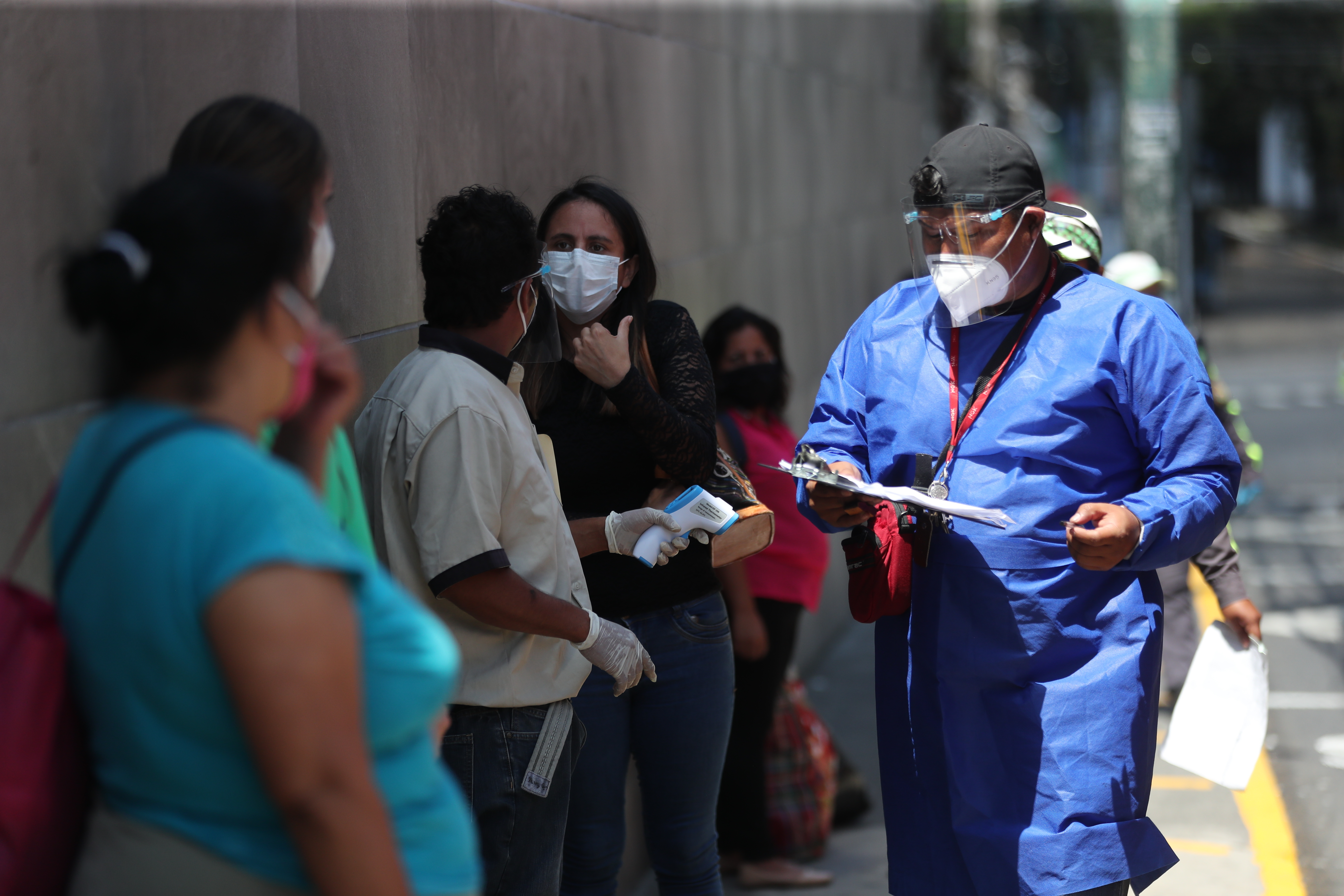 En las últimas horas se efectuaron 1 mil 300 pruebas para detectar casos de coronavirus. (Foto Prensa Libre: Érick Ávila)