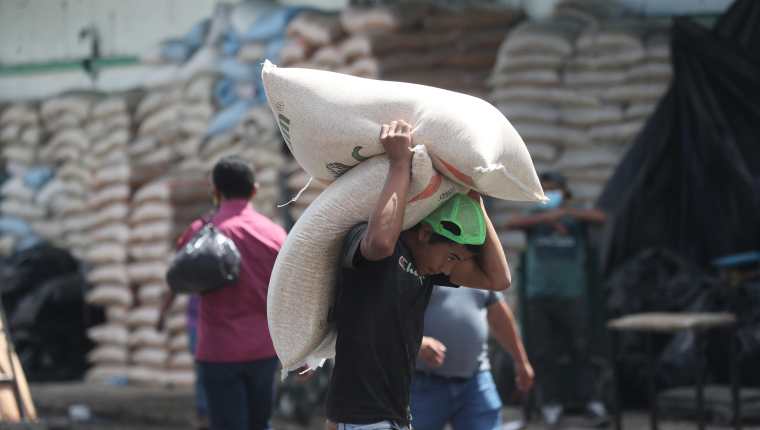 Granos básicos son ingresados al país de contrabando desde México y compiten en el mercado local con ventaja sobre los comerciantes locales. (Foto Prensa Libre: Hemeroteca PL)