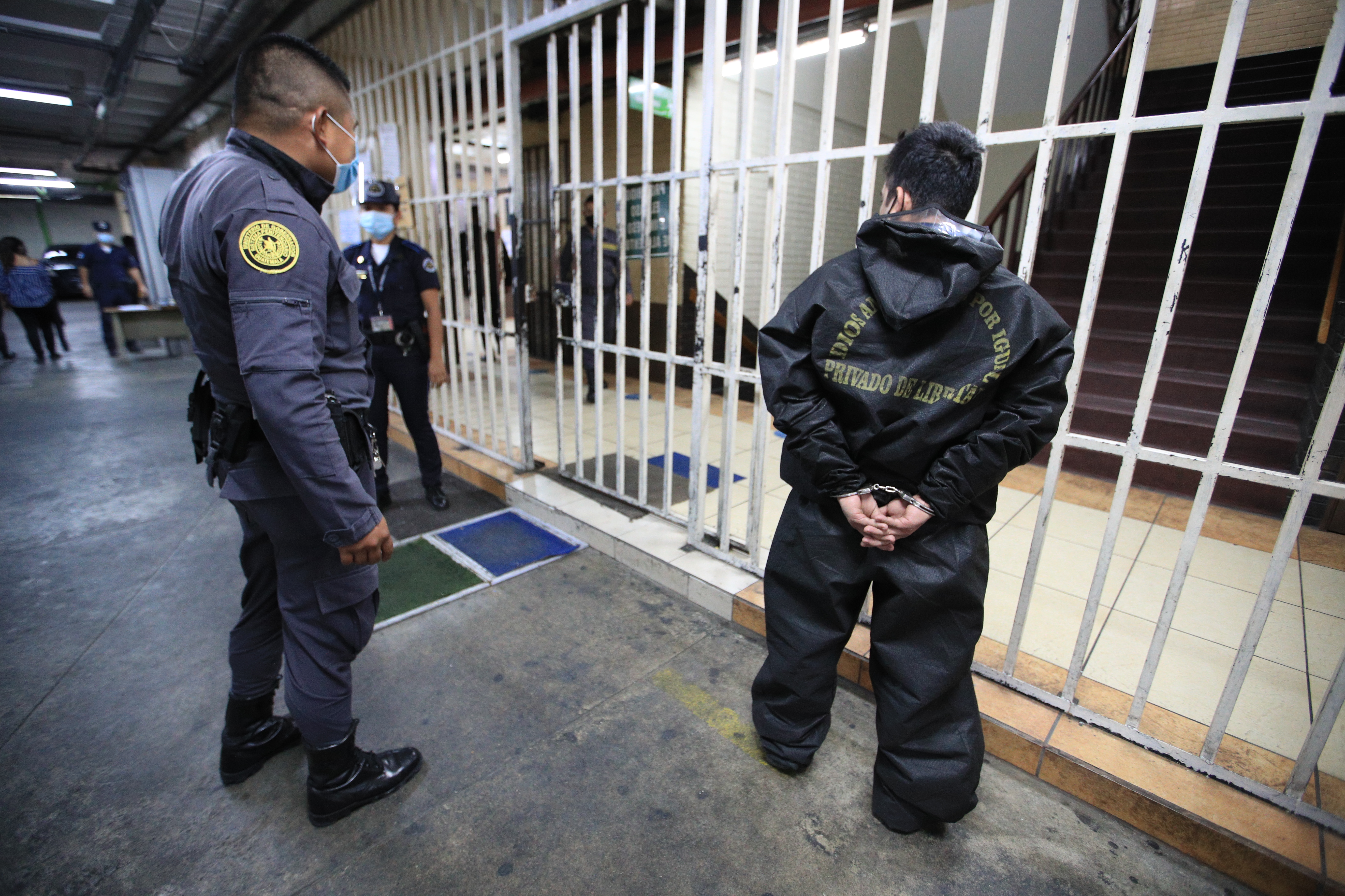 El control telemático o brazaletes permitirá descongestionar las cárceles y las personas ligadas a procesos penales podrán estar fuera de prisión. (Foto Prensa Libre: Hemeroteca) 