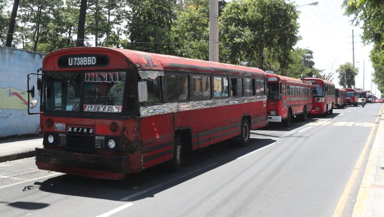 Buses rojos estacionados en una de las calles de la zona 7 ante la falta de acuerdos con el gobierno para comenzar a circular. FotografÃ­a: Prensa Libre. 