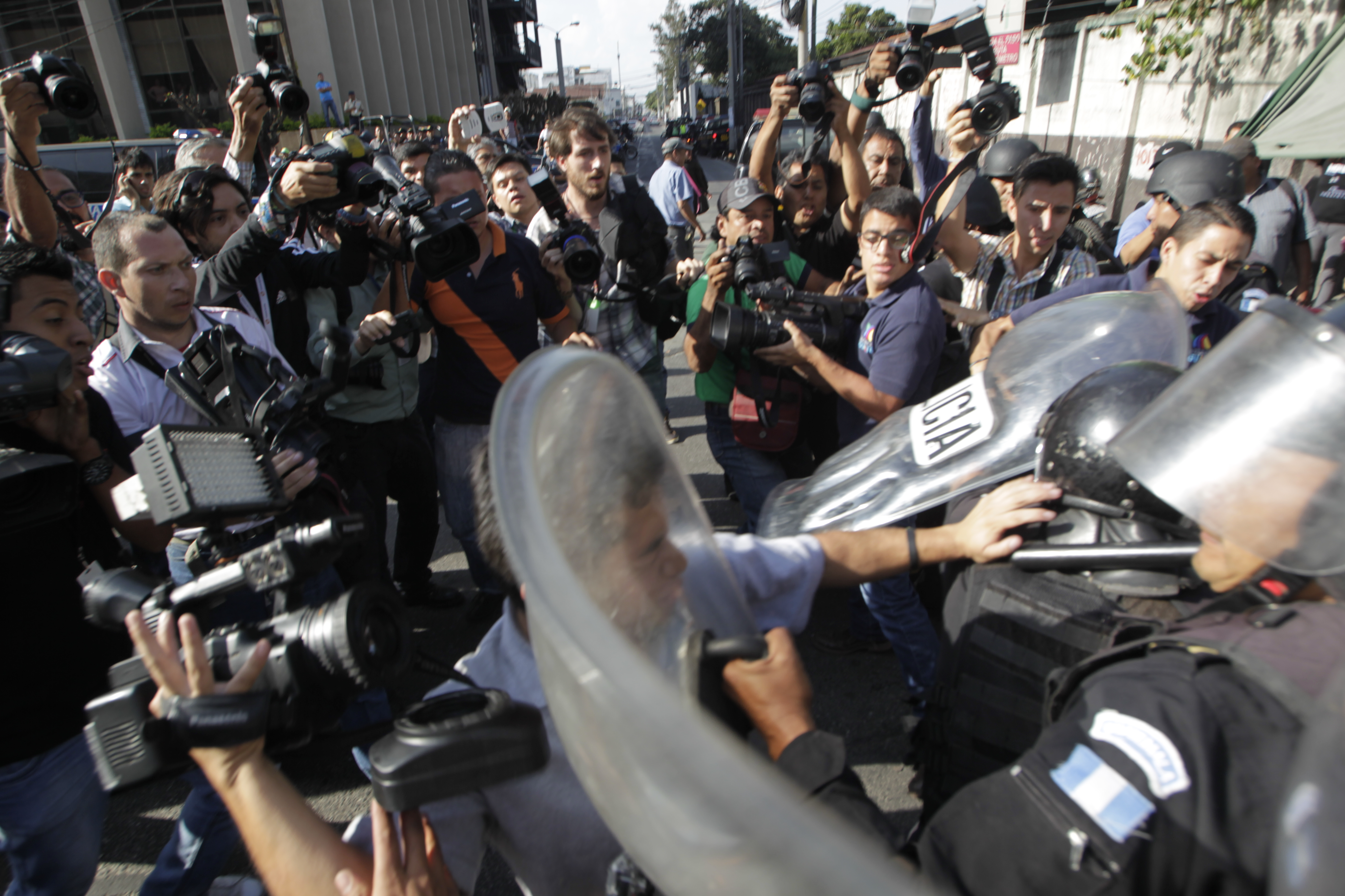Periodistas han sido agredidos no solo durante la cobertura de protestas, sino también de otros hechos noticiosos. (Foto Prensa Libre: Edwin Bercián)
