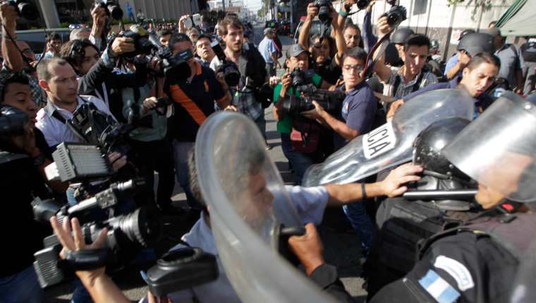Periodistas han sido agredidos no solo durante la cobertura de protestas, sino también de otros hechos noticiosos. (Foto Prensa Libre: HemerotecaPL)