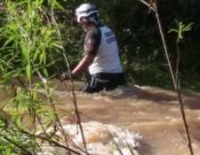 Bomberos Voluntarios buscan al niño Danilo Mateo, quien fue arrastrado por un río en Jalapa. (Foto Prensa Libre: BV) 
