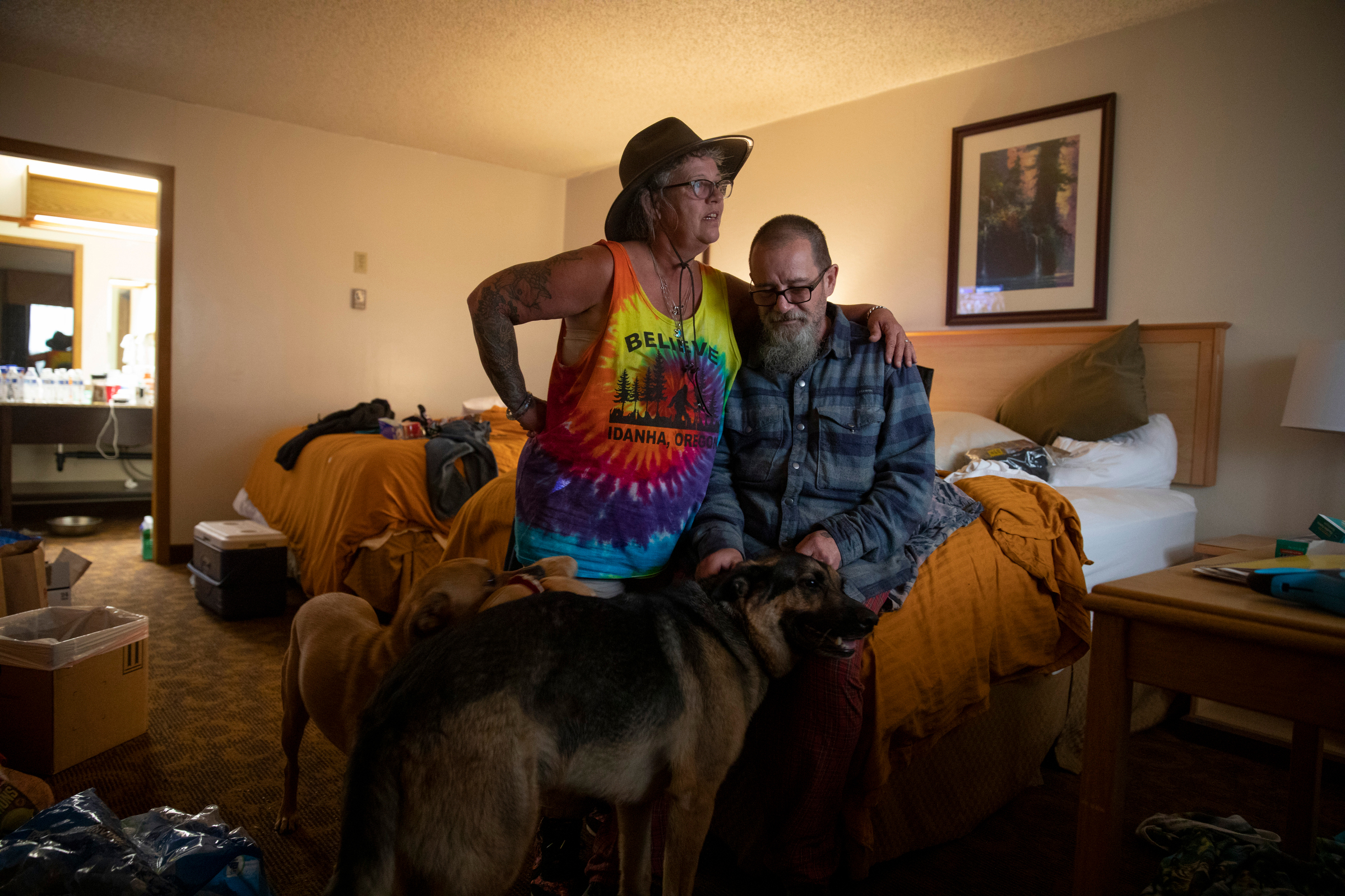 Jane y Travis James se refugian con sus perros en un hotel en Salem, Ore., después de escapar por poco de un incendio que consumió su casa, el 13 de septiembre de 2020. (Foto Prensa Libre: Kristina Barker/The New York Times)