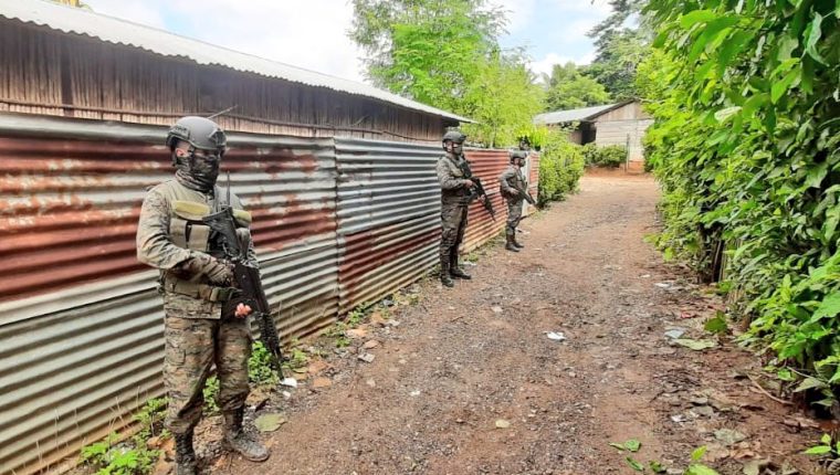 El estado de Prevención en tres municipios de Izabal y dos de Alta Verapaz tendrá vigencia 15 días. (Foto Prensa Libre: Ejército de Guatemala)

