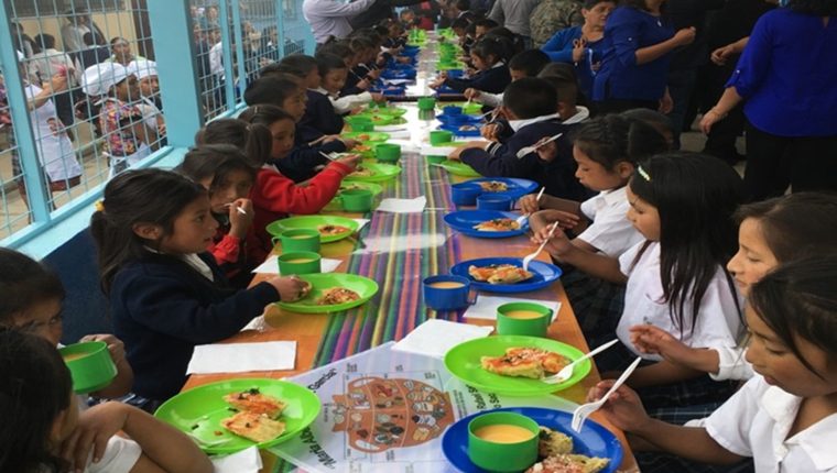 Pandemia transformó, mas no modificó el programa de alimentación para los niños en nivel pre y primario. (Foto Prensa Libre: Hemeroteca PL)