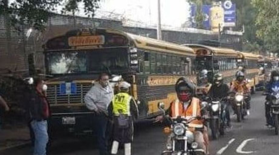 Caravana de buses extraurbanos se desplaza por el sur de la capital. (Foto Prensa Libre: PMT de Villa Nueva) 