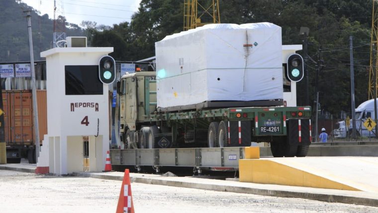 Los puertos instalaron sistemas de rayos x o revisión no intrusiva a las cargas que entran y salen del país.(Foto Prensa Libre: Dony Stewart)