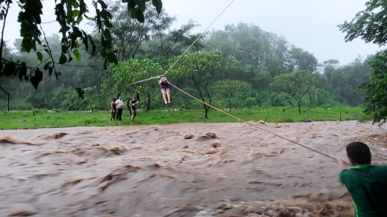 Las personas fueron rescatadas de la correntada de un río. Foto Prensa Libre: Bomberos Municipales Departamentales. 