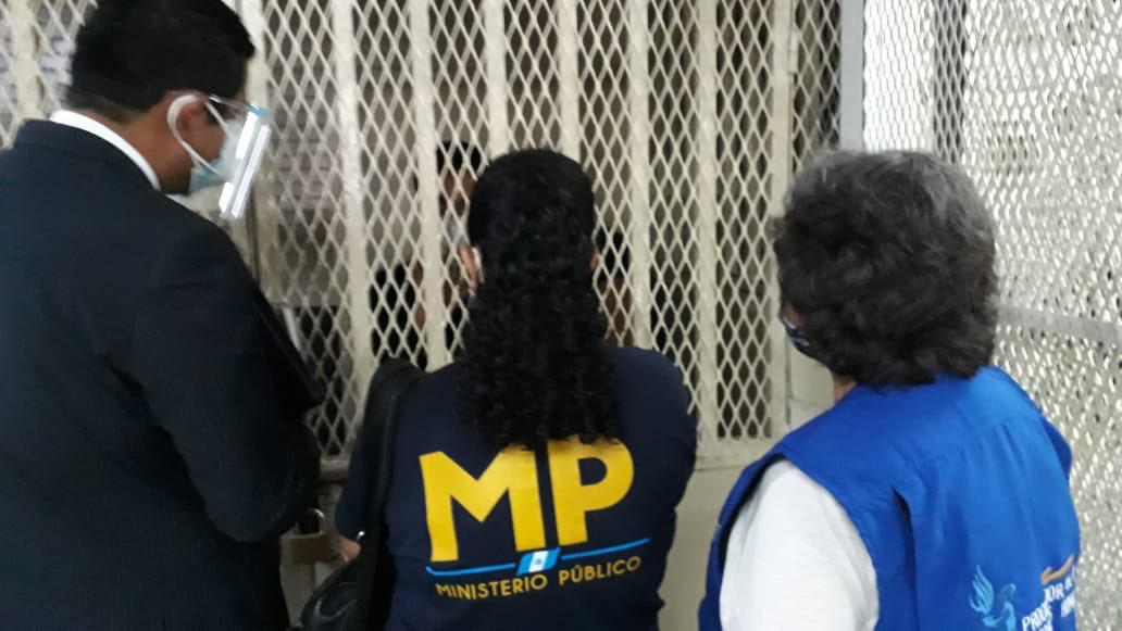 PDH y MP verifican las condiciones del periodista Sonny Figueroa, detenido por la PNC. (Foto Prensa Libre: PDH)
