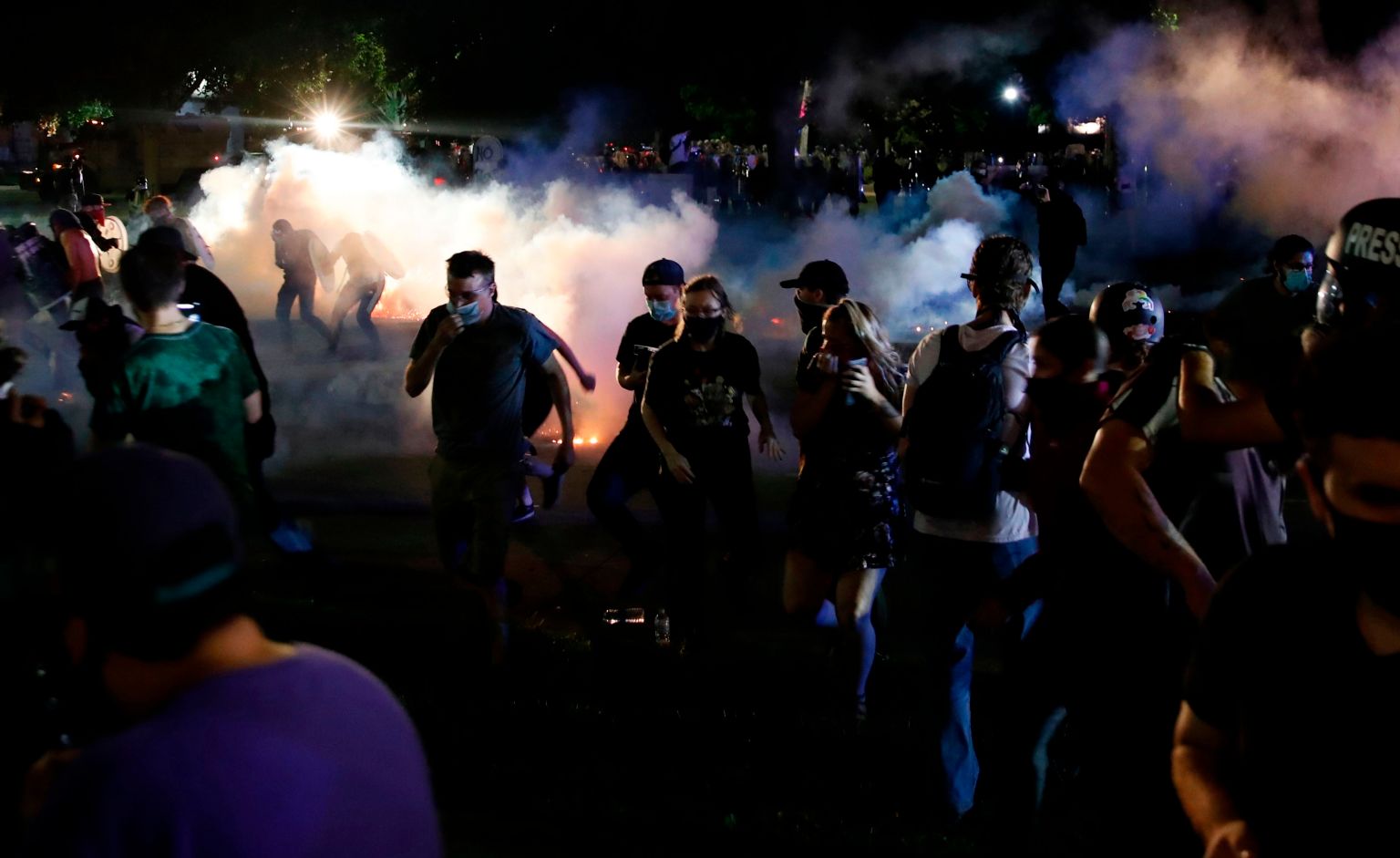 Agentes policiales de Kenosha, Wisconsin, lanzan gases lacrimógenos para contener a los manifestantes. (Foto Prensa Libre: AFP)