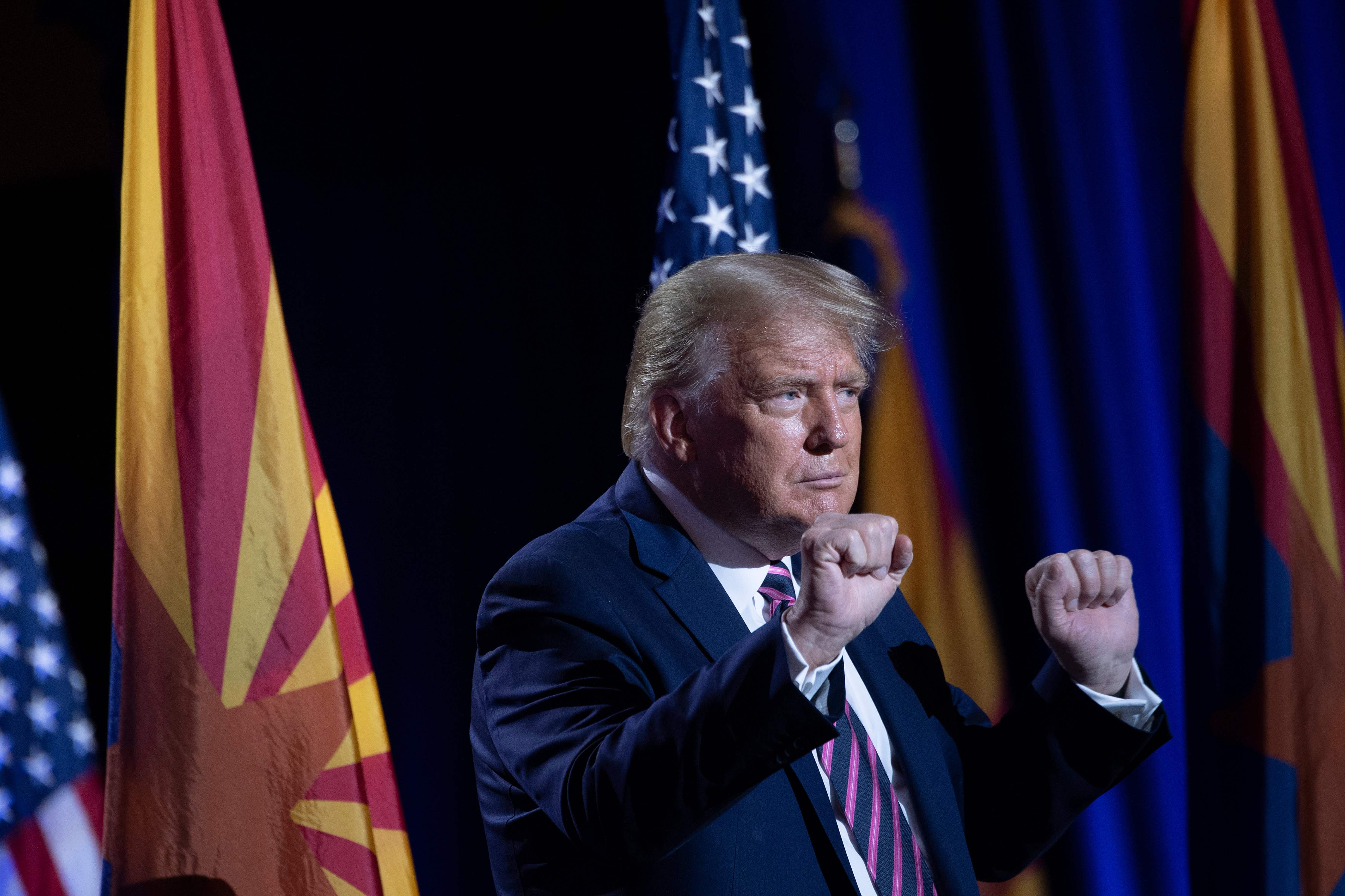 El presidente Donald Trump baila después de hablar sobre los latinos, en Arizona. (Foto Prensa Libre: AFP)