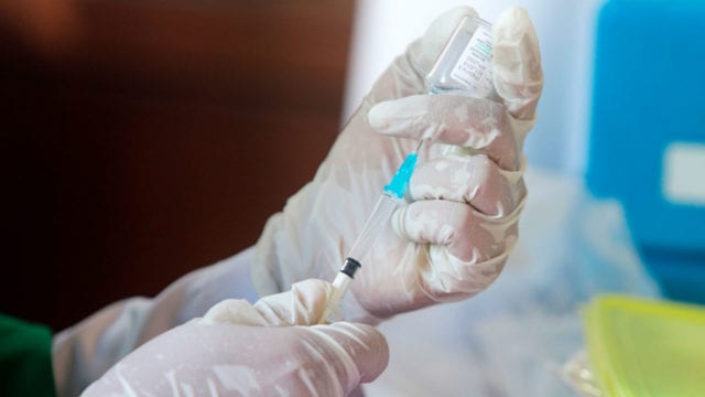 Oxford y AstraZeneca frenaron los ensayos de la vacuna contra el covid-19. (Foto Prensa Libre: EFE)