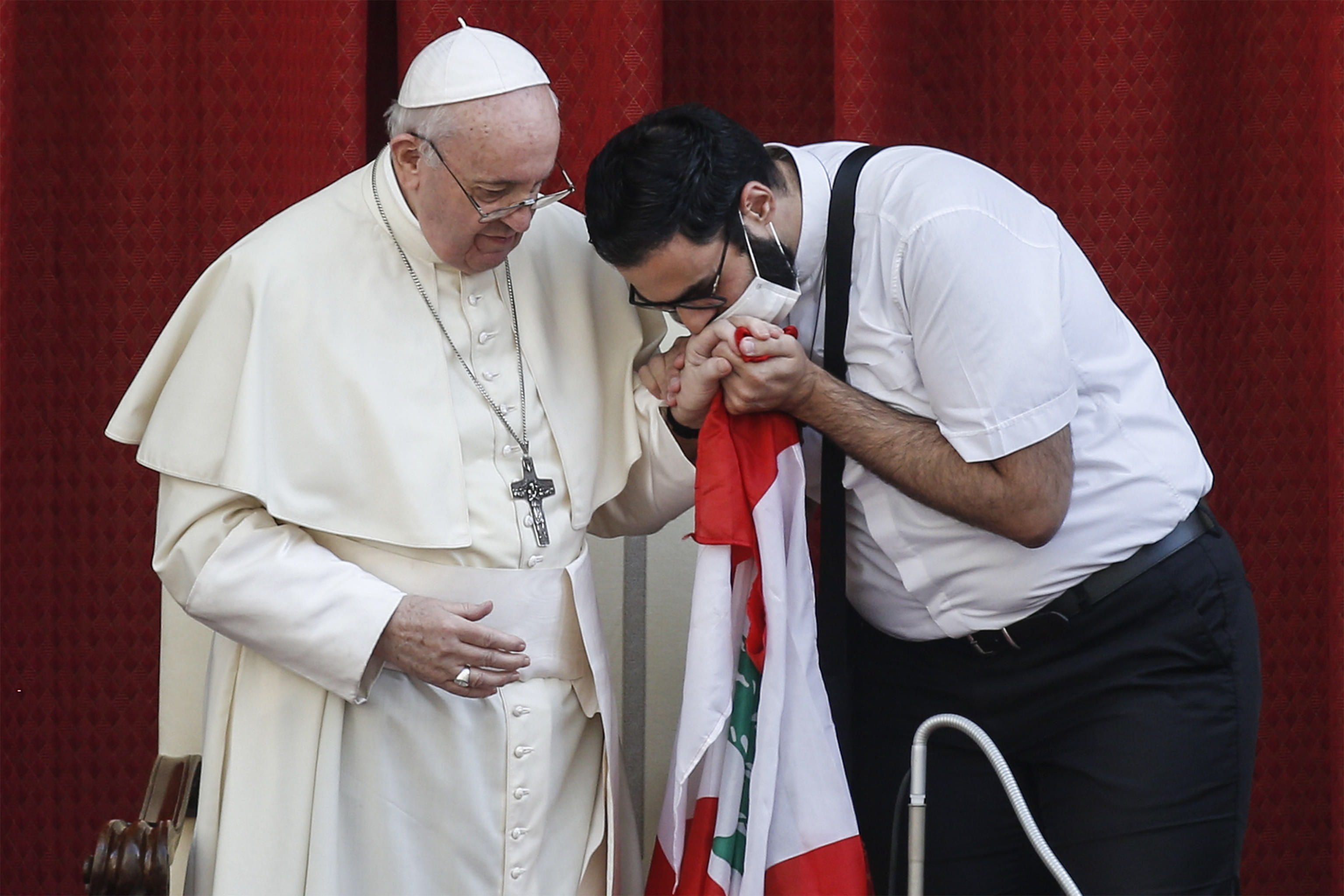 El papa Francisco abraza al sacerdote libanés Georges Breidi, durante la primera audiencia general después de seis meses de suspensión. (Foto Prensa Libre: EFE)