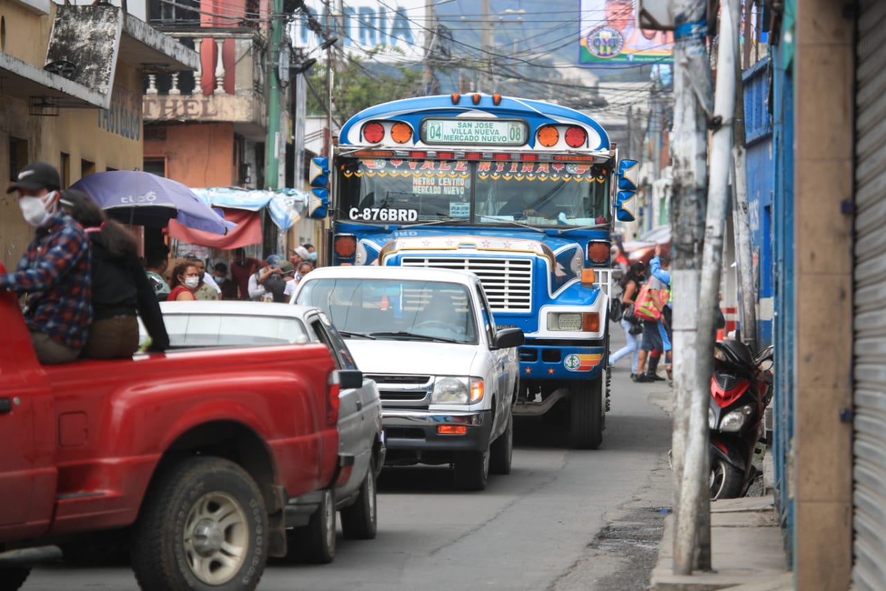 Una unidad del transporte extraurbano se observa en Villa Nueva. (Foto Prensa Libre: Carlos Hernández)