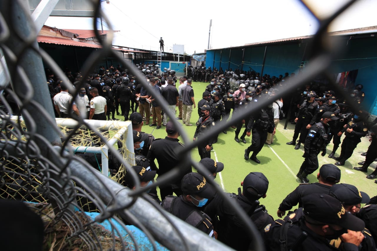 Un fuerte dispositivo de la PNC fue movilizado al Preventivo de la zona 18 para llevar a cabo la requisa. (Foto Prensa Libre: Carlos Hernandez Ovalle)