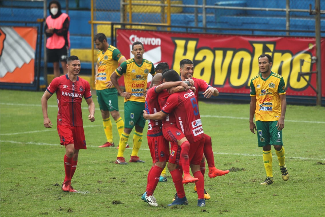  Jugadores rojos celebran el gol anotado por Héctor Moreira. Foto Prensa Libre: Norvin Mendoza.