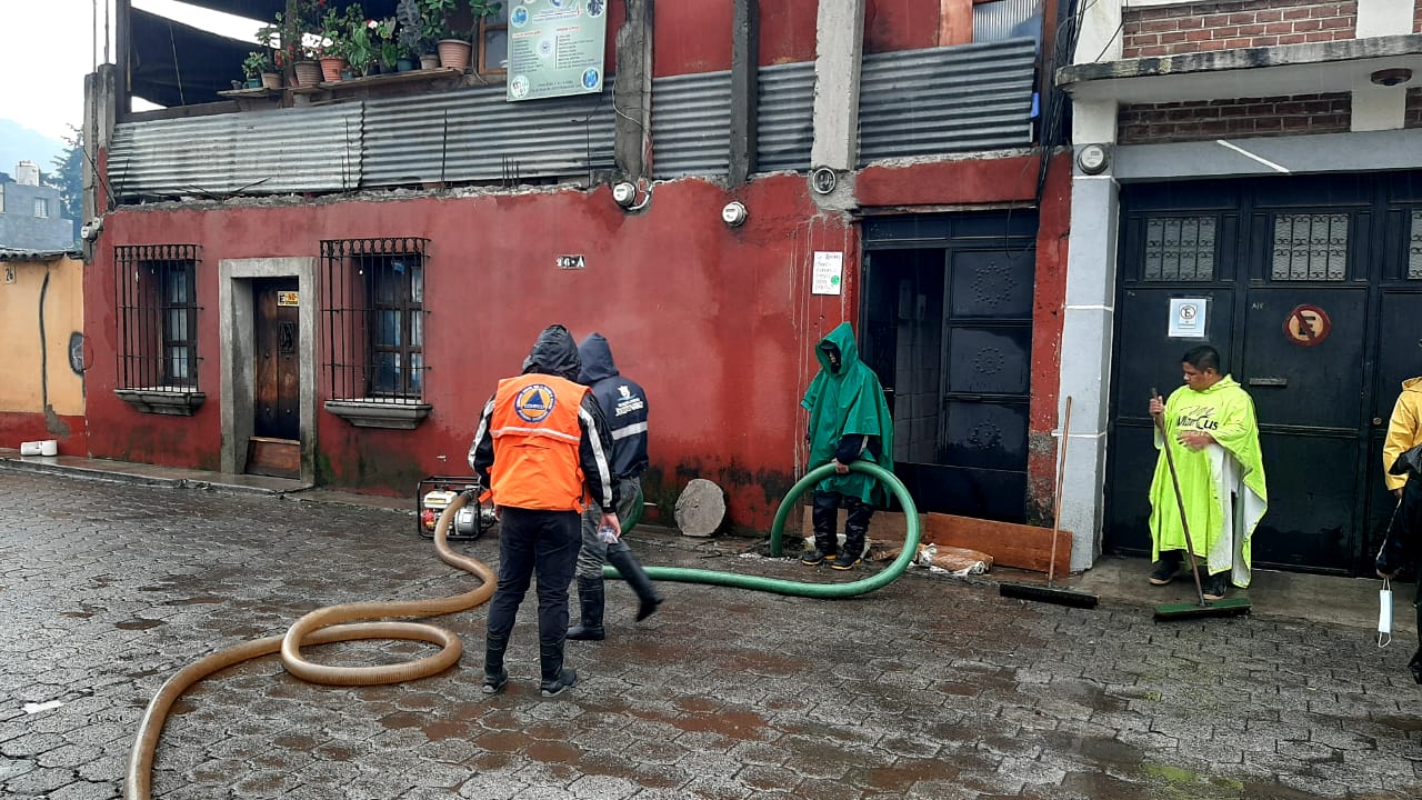 Autoridades necesitaron la ayuda de equipo para ayudar a los drenajes que no se dieron abasto por la cantidad de lluvia. Fotografía: Conred. 