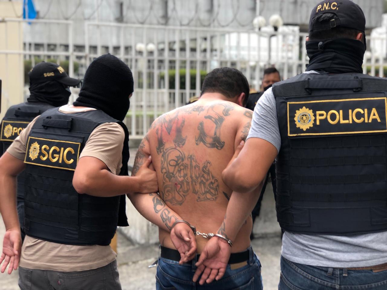 El supuesto pandillero fue detenido en ruta hacia el Atlántico con bolsitas de mariguana y municiones. Foto Prensa Libre: PNC
