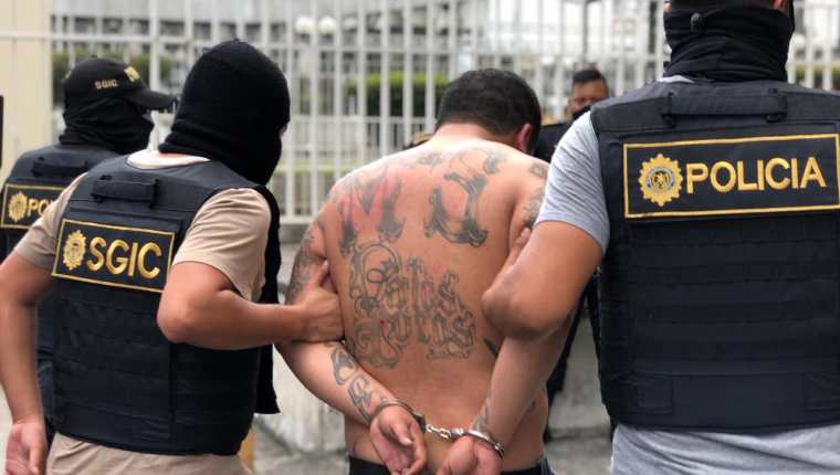 El supuesto pandillero fue detenido en ruta hacia el Atlántico con bolsitas de mariguana y municiones. Foto Prensa Libre: PNC