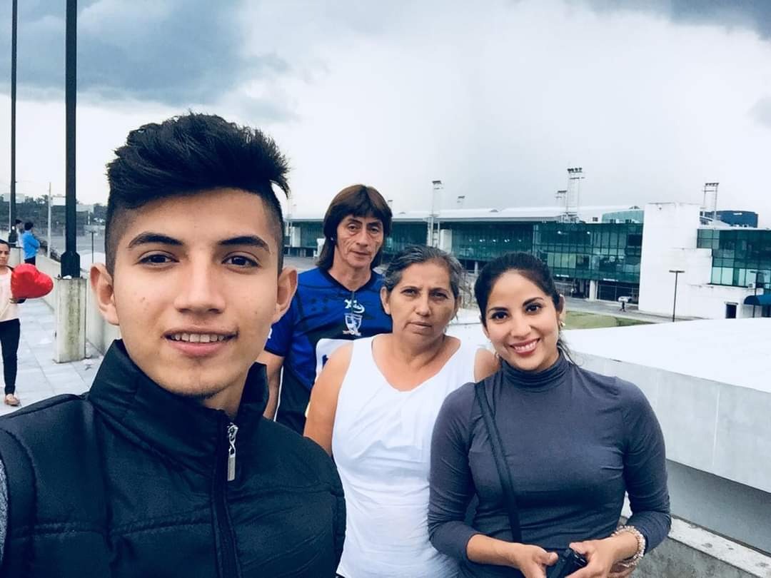 Nancy Paola (primera de derecha a izquierda) junto a sus padres y su hermano Dénilson antes de tomar el vuelo que la llevó a España en julio de 2018. (Foto Prensa Libre: cortesía)