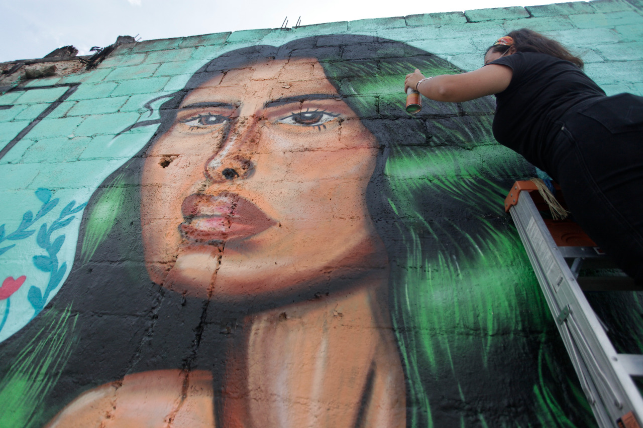 Gabriela Girón participa en el festival Cuerpos Libres con un mural que pintó en el Centro Histórico. (Foto Prensa Libre: Noé Medina)