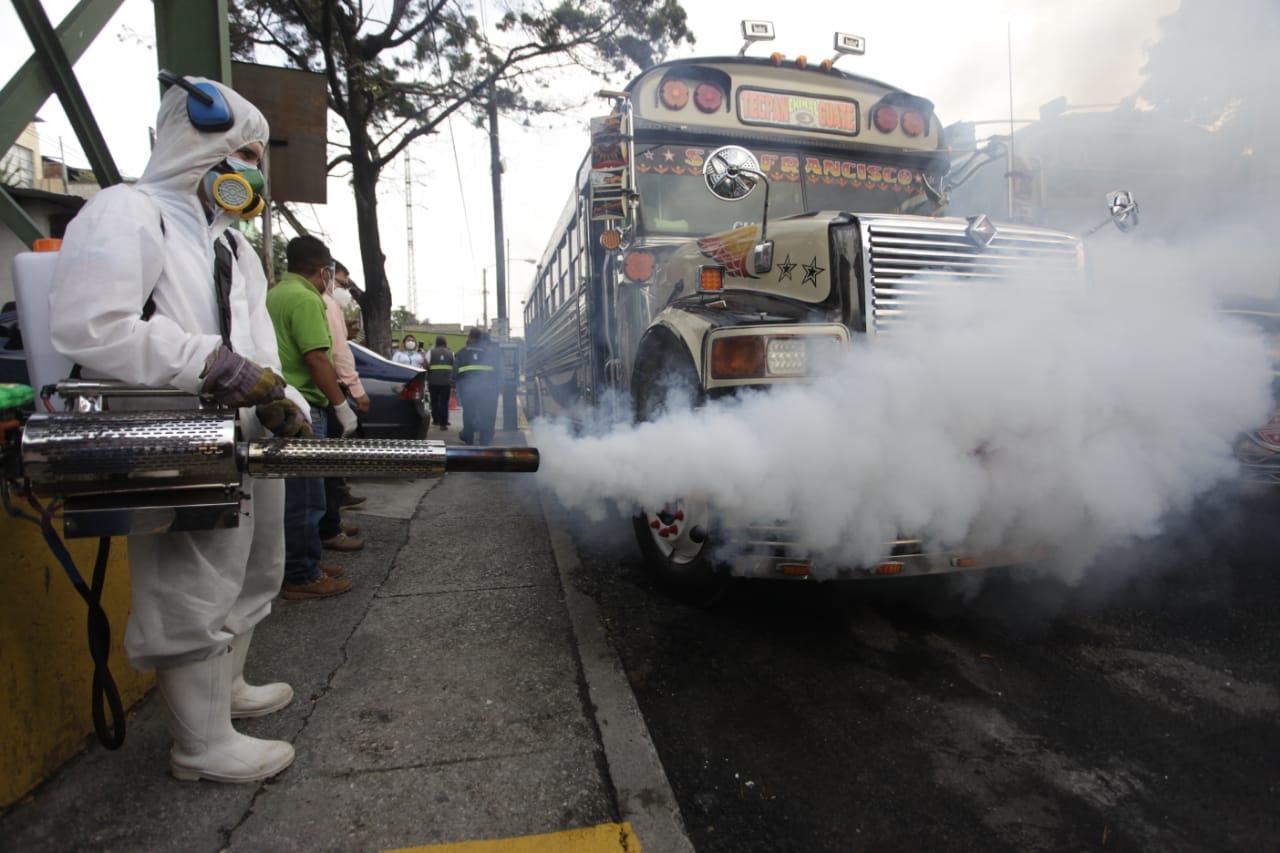 El ministerio de Salud, junto a la Municipalidad de Guatemala y la Dirección General de Transporte llevaron a cabo un ensayo de verificación a las unidades del transporte extraurbano que funcionarán con los nuevos protocolos de salud. (Foto Prensa Libre: Noé Medina)