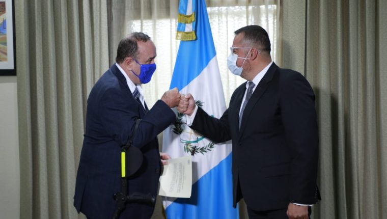 Presidente Alejandro Giammattei toma el juramento de Felipe Aguilar, nuevo ministro de Cultura el pasado 10 de septiembre. (Foto Prensa Libre: Hemeroteca PL)