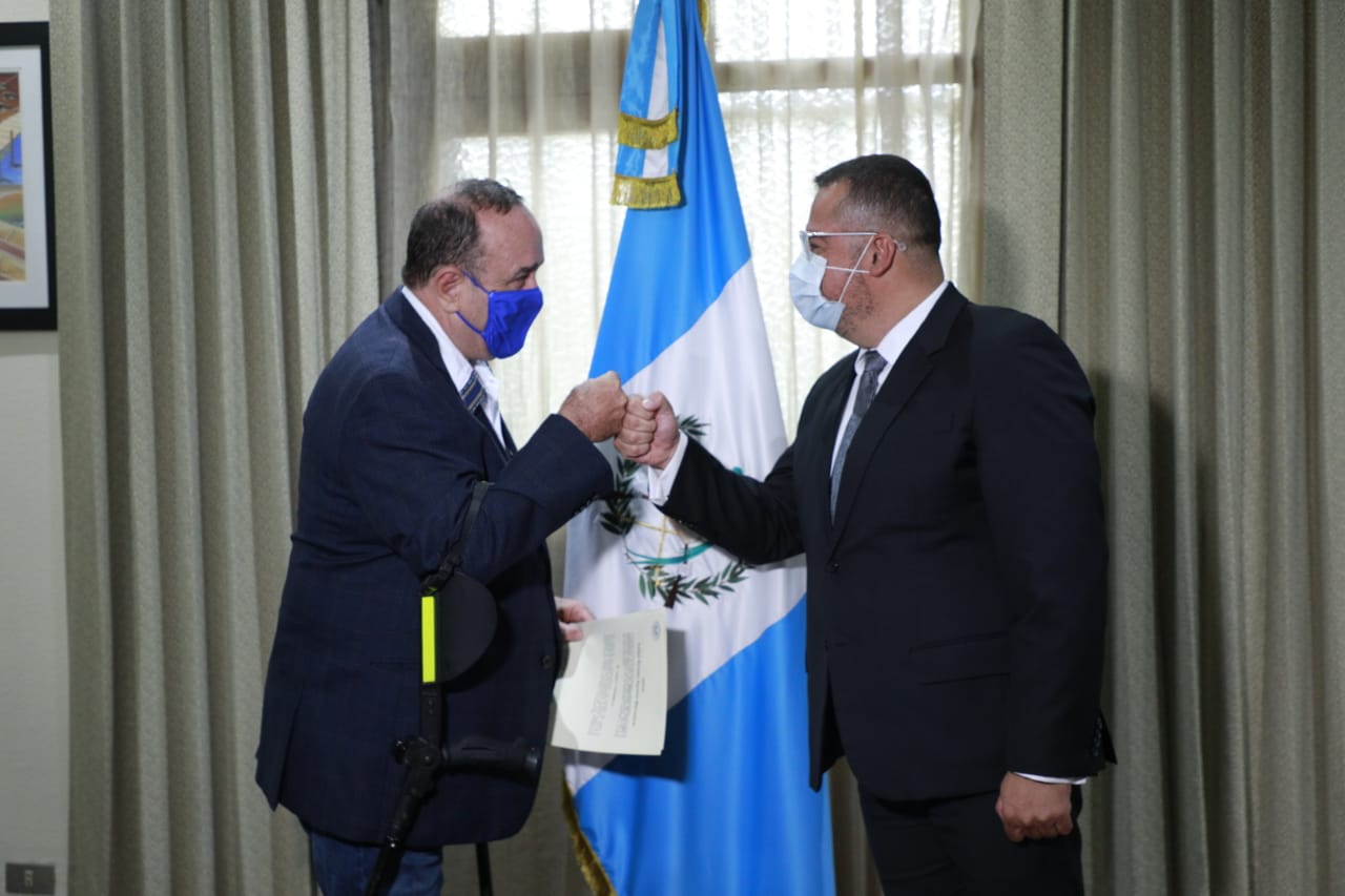 Presidente Alejandro Giammattei tomó el juramento de Felipe Aguilar, nuevo ministro de Cultura. (Foto Prensa Libre: Presidencia)