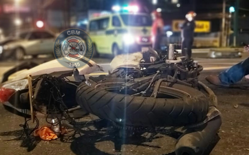 El percance ocurrió sobre la Calzada Roosevelt. Los cuerpos de socorro recomiendan a conductores no viajar a excesiva velocidad. (Foto Prensa Libre: Cortesía Bomberos Municipales)