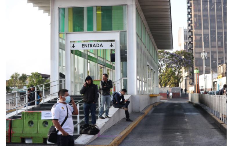 El transporte público es una de las actividades que aún no se ha reactivado al 100 por ciento. (Foto Prensa Libre: Hemeroteca)