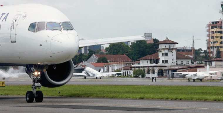 Después de seis meses de haber suspendido vuelos debido a las restricciones por el covid-19, las aerolíneas se aprestan a reanudar algunas rutas. (Foto, Prensa Libre: Hemeroteca PL).