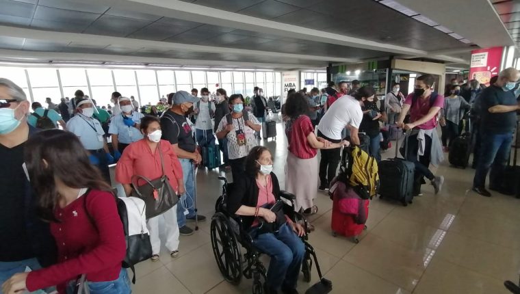 Pasajeros ingresan al Aeropuerto la Aurora durante el primer día de la reapertura. (Foto Prensa Libre: La Red)