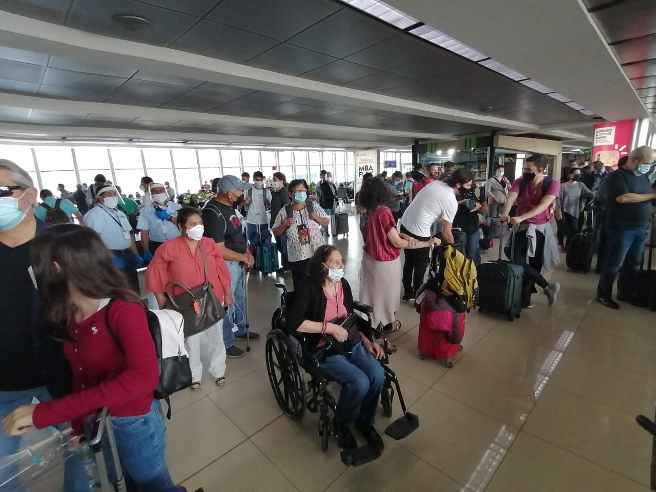 Pasajeros ingresan al Aeropuerto la Aurora durante el primer día de la reapertura. (Foto Prensa Libre: La Red)