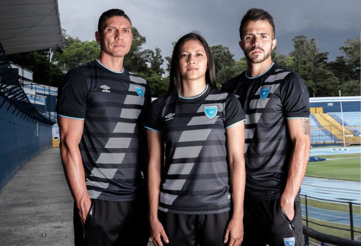 Carlos Gallardo, Andrea Álvarez y Rodrigo Saravia posan con la nueva playera de la Selección de Guatemala. (Foto Fedefut).