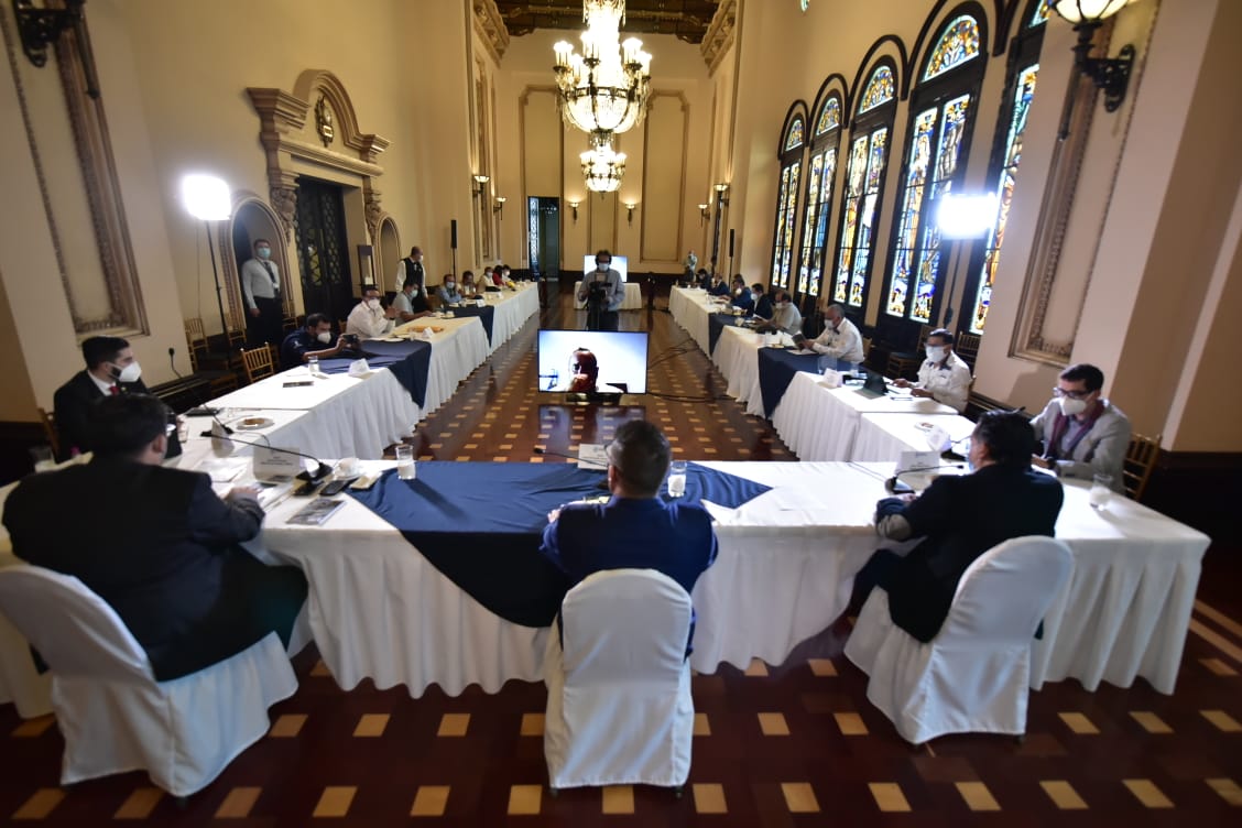 Ministros y delegados del Centro de Gobierno durante una reunión con el Conap para agilizar dictámenes ambientales de proyectos del Ejecutivo. (Foto Prensa Libre: Presidencia)
