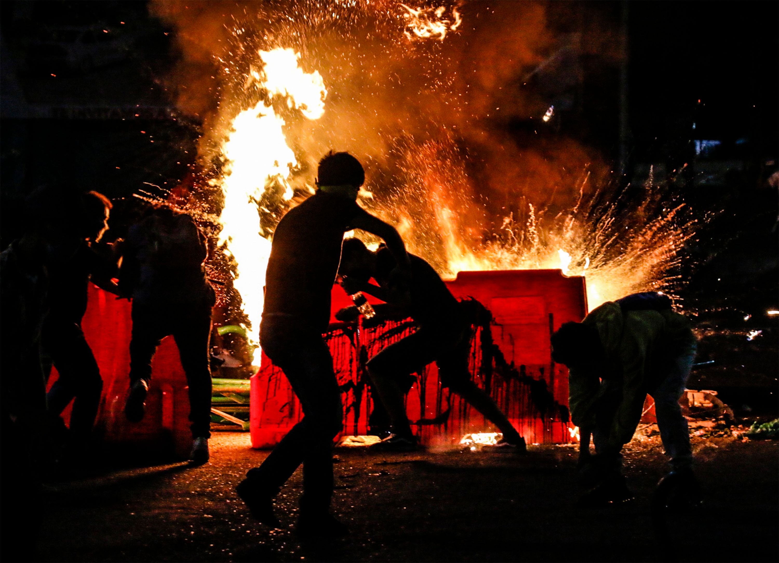 Al menos 10 personas murieron y cientos resultaron heridas después de que estallaran disturbios en la capital colombiana, Bogotá, durante las protestas por la muerte de un hombre herido repetidamente por la policía. (Foto Prensa Libre: AFP)